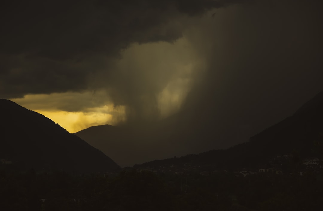 تفسير حلم المطر في المنام: بين ابن سيرين وعلم النفس الحديث