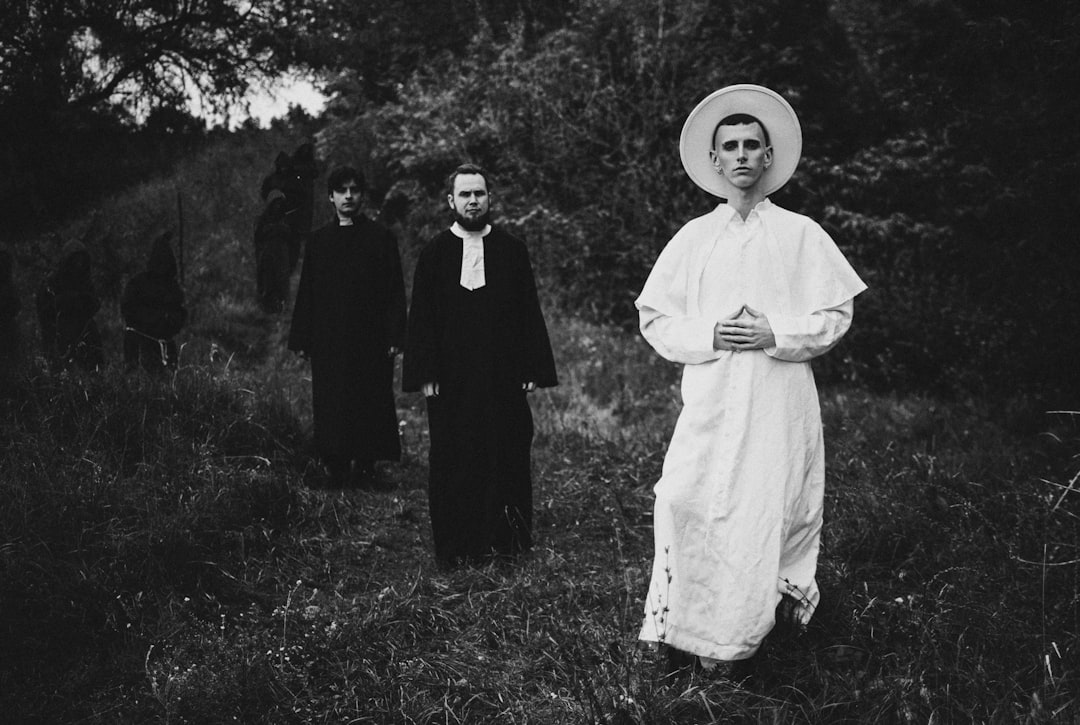 تفسير رؤية الكاهن في المنام: دلالات ابن سيرين والتراث الإسلامي مع نظرة نفسية