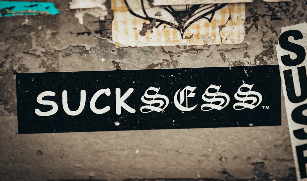 تفسير حلم العثور على المال في المنام: دلالات ابن سيرين والمنظور الإسلامي والنفسي